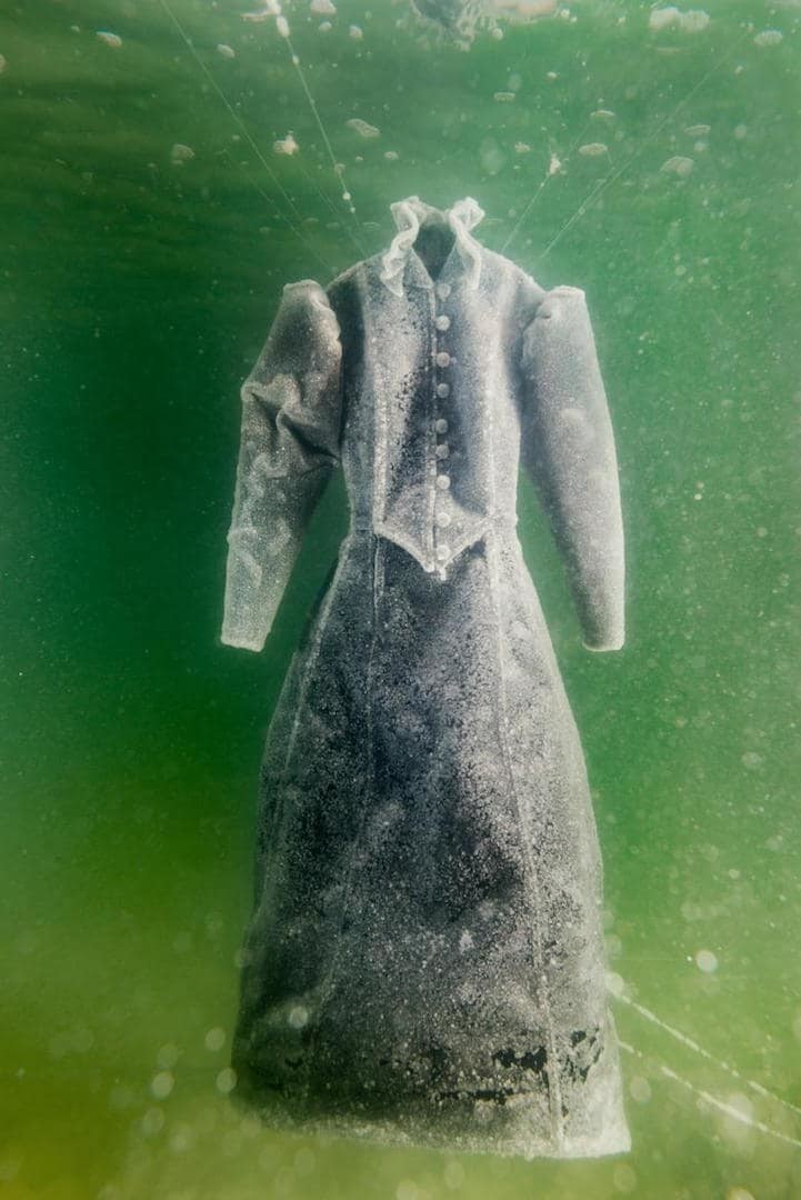 За два года в Мертвом море свадебное платье превратилось в произведение искусства