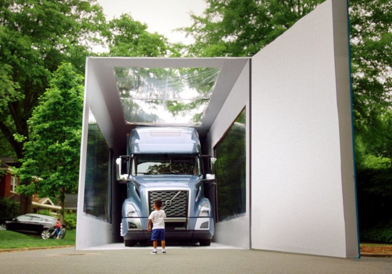 Volvo привезла ребенку самую большую коробку с машиной. С настоящим грузовиком