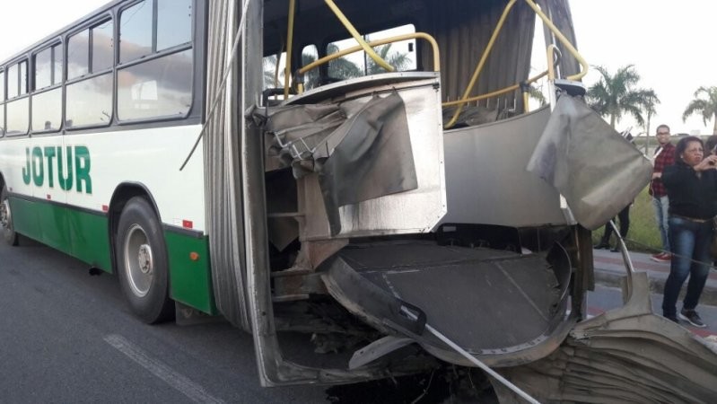 В Бразилии пассажирский автобус разорвало на две части