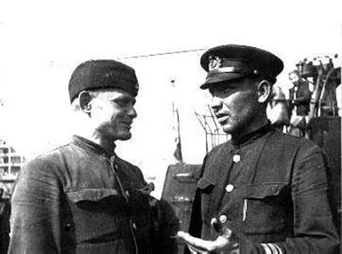 Командир М-32 Колтыпин и старшина Пустовойтенко