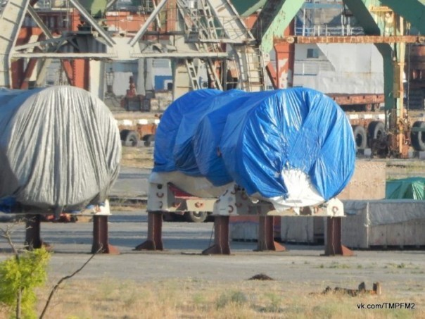 Информационный застой взорвало июньское сообщение с фотографиями и о поставке в Крым двух турбин фирмы Siemens, изначально закупленных для Тамани..