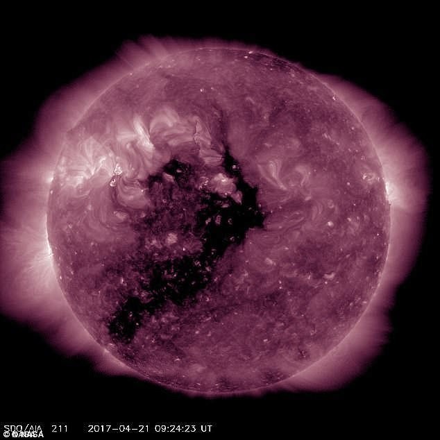Солнечные пятна, как правило, появляются в областях интенсивной магнитной активности. На снимке солнечная вспышка в апреле этого года