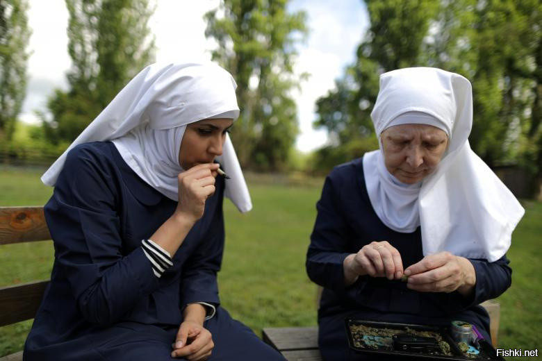 Монахини курят марихуану возле предприятия Sisters of the Valley, которое зан...