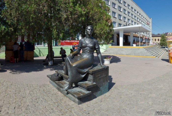 Памятник Нонне Мордюковой в Ейске