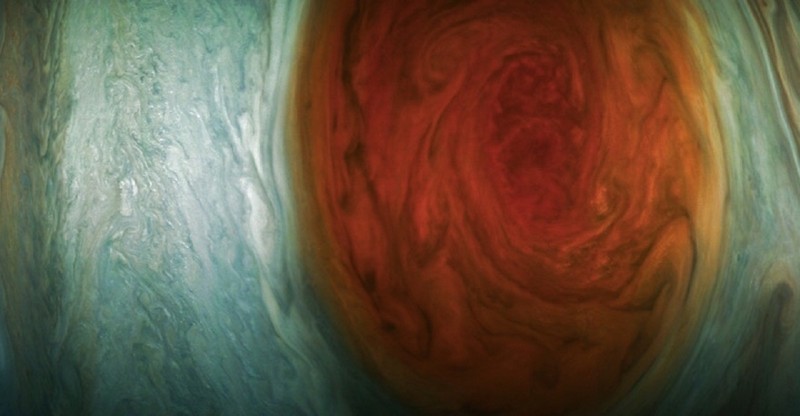 Космический зонд сфотографировал самую сильную бурю в Солнечной системе