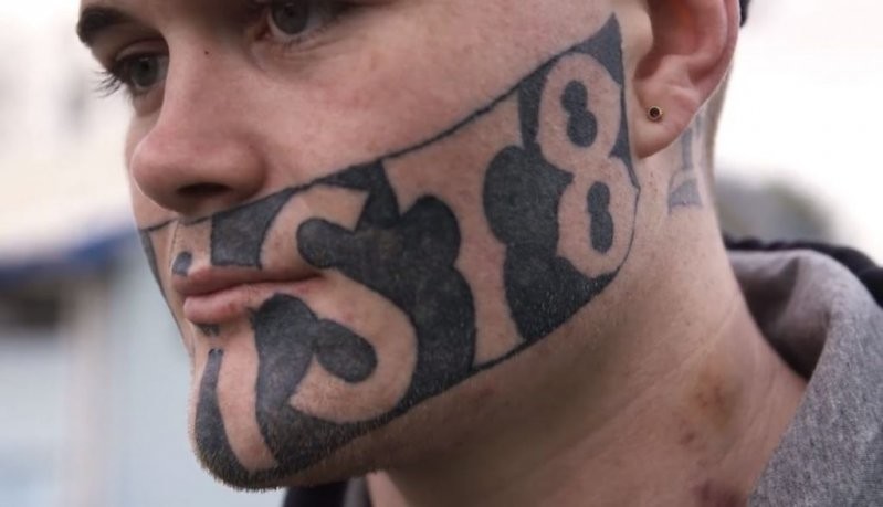 Бывшего зэка с татуировкой на лице не берут на работу