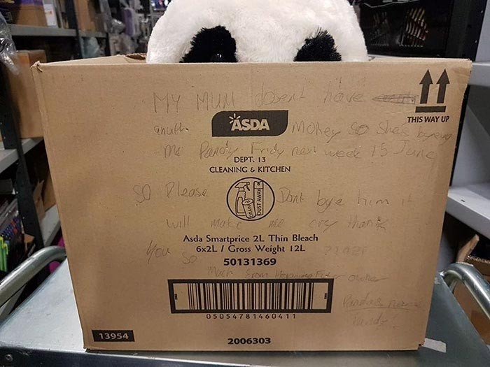 К сожалению, мама Леона не могла позволить себе купить игрушку, пока ей не придёт зарплата, поэтому мальчик решил написать трогательное сообщение прямо на коробке с пандой