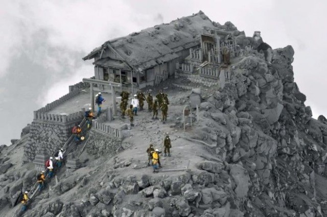 Храм в Японии после извержения вулкана