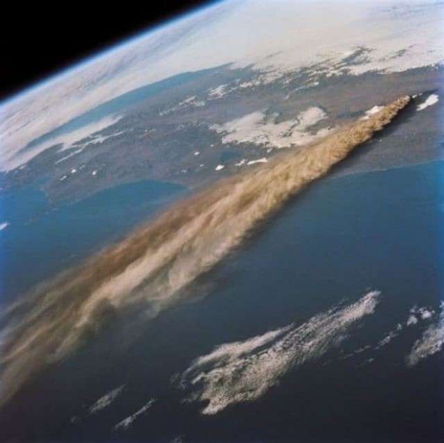 Так выглядит извержение вулкана из космоса