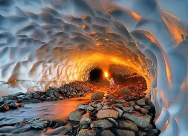 Пещера во льду, получившаяся в результате извержения вулкана 