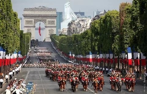 Французы отметили День взятия Бастилии сожжением 900 автомобилей