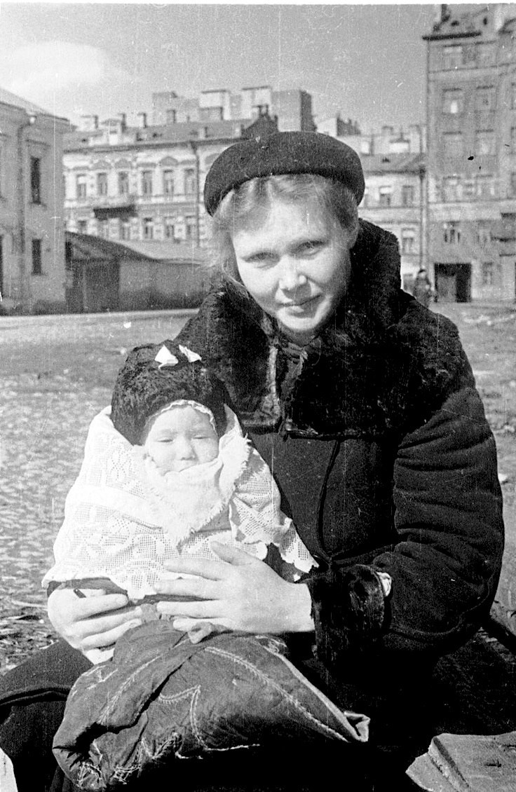  На прогулке в блокадном Ленинграде, СССР, весна 1943 года