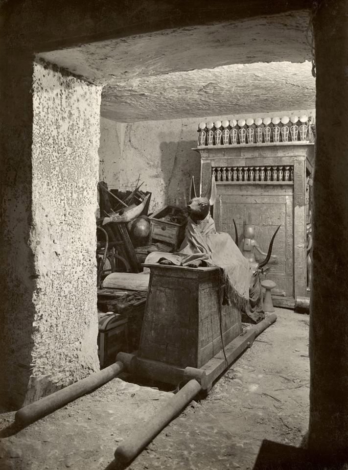  Носилки бога Анубиса в гробнице Тутанхамона