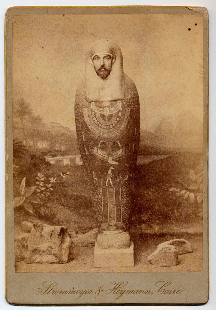 Сувенирная фотография европейского туриста из путешествия по Египту. Каир, 1885 г.