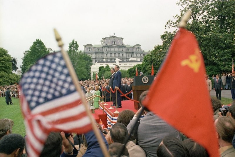 Генсек ЦК КПСС Леонид Брежнев и президент США Ричард Никсон во время официальной встречи у Белого дома. Июнь 1973 г