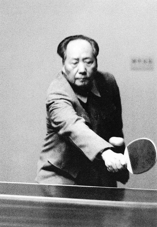 Мао Цзэдун играет в пинг-понг. КНР. 1963 г.