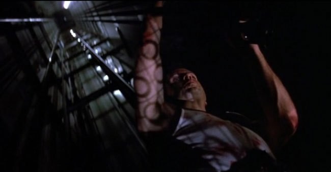 9. Сцена, в которой Макклейн падает в шахту лифта, была снята по ошибке