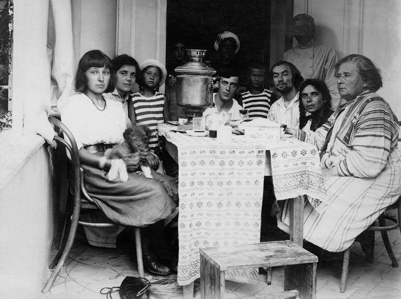 Марина Цветаева (слева) и Сергей Эфрон за чайным столом в доме Максимилиана Волошина, 1910–е годы, Коктебель