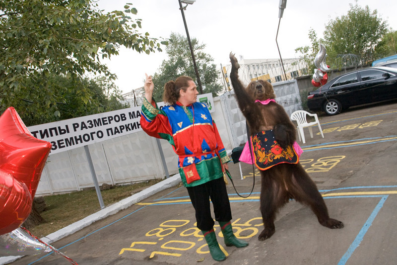 На открытии ЖК "Царицыно" зрители были возмущены обращением с медведицей