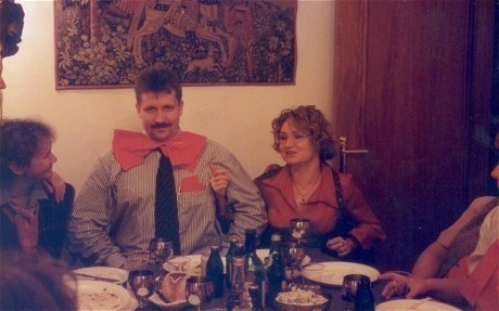 Молодой преуспевающий бизнесмен Виктор Бут празднует тридцатилетие в кругу семьи, 1997 год 