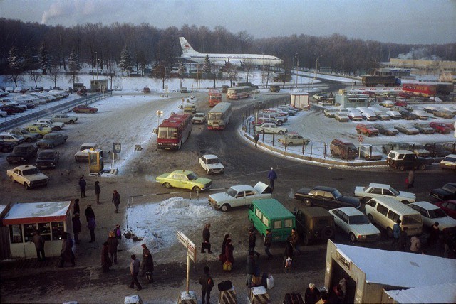  Перед аэропортом Домодедово, 1993 год. 