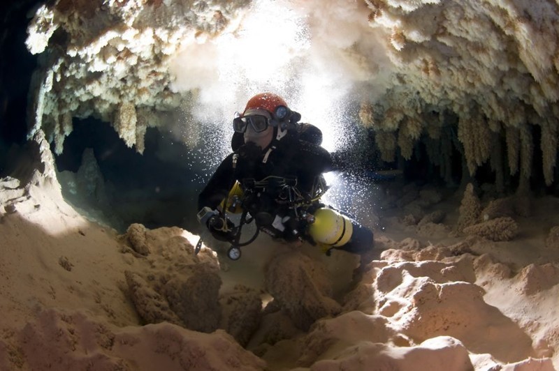 Грасиа под водой в пещере
