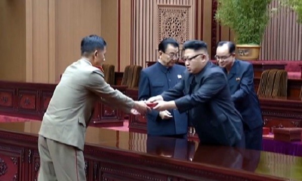 Ким Чен Ын наградил создателей "Хвасон-14" сборниками своих цитат и часами