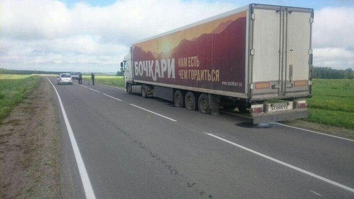 Водителей в Алтайском крае предупреждают о появлении на трассе "Бийск — Целинное" своеобразных "металлических ловушек", способных нанести серьезный вред колесам автомобилей.