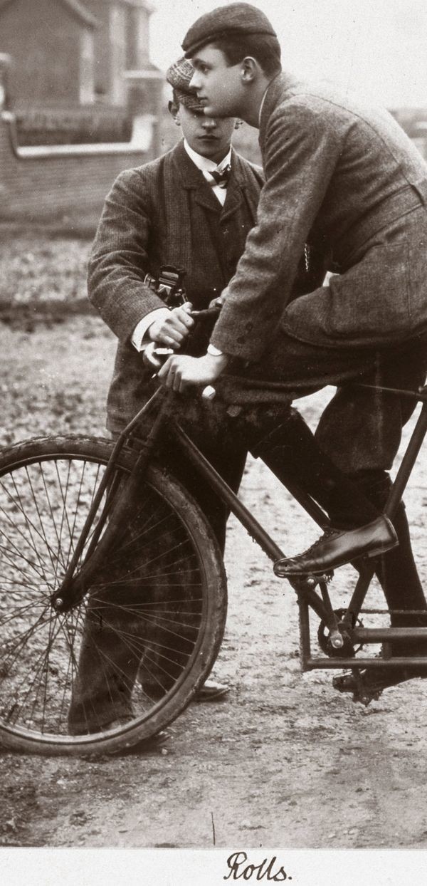 В студенческие годы Чарльз всерьез увлекался велосипедными гонками