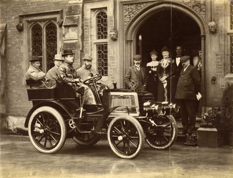 'Чарльз (за рулем собственного 'Панара”) на фоне фамильного имения Роллсов в Уэльсе The Hendre. На месте переднего пассажира герцог Йоркcкий – будущий король Англии Георг V
