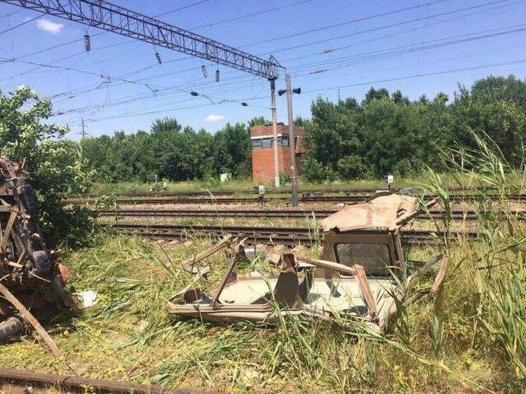 На Кубани пассажирский поезд уничтожил УАЗик