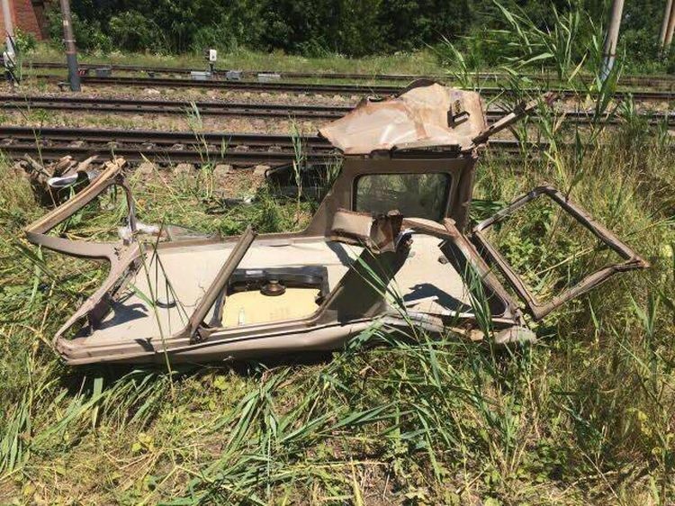 На Кубани пассажирский поезд уничтожил УАЗик