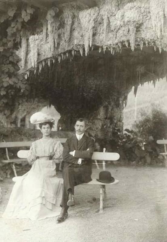 Портрет семейной пары в гроте. Кукулевич, Крым, г. Ялта, 1895-1905.