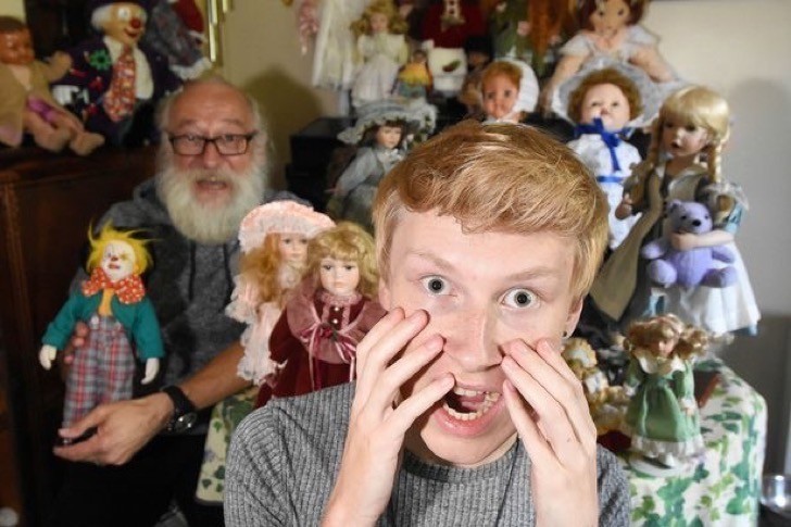 Сын Джош, которому исполнилось 18 лет, сравнил дом своего отца с фильмом ужасов «Проклятие Аннабель» 2014 года, в котором старинная кукла преследует всю семью.