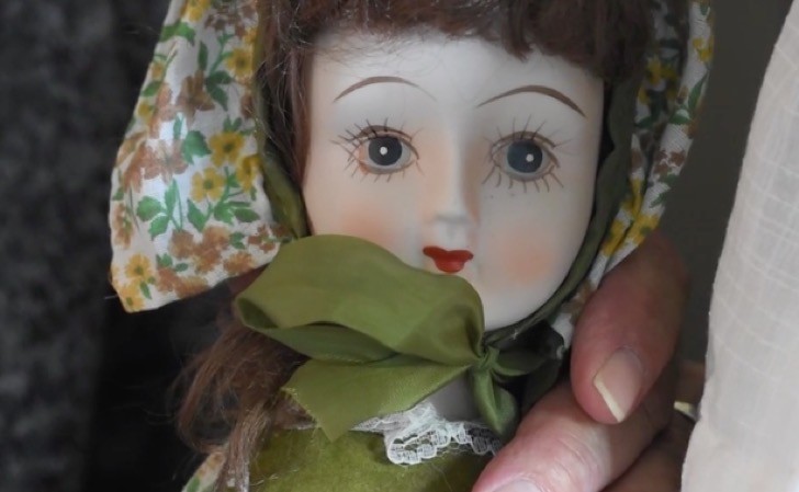 Семья утверждает, что куклы без предупреждения включают и выключают бытовую технику в доме. Так 56-летняя Сара заявила, что обнаружила, что в середине ночи сушилка для белья отключилась сама собой.
