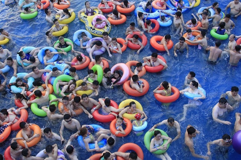 Сотни китайцев спасаются от аномальной 50-градусной жары в аквапарке