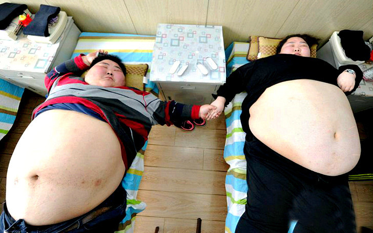 Линь и Дэн самая толстая супружеская пара Китая проходит реабилитацию после  ушивания желудка для того, чтобы завести детей
