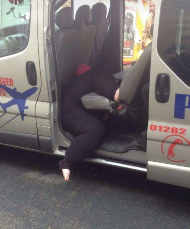 Спасателям пришлось извлекать полную женщину из такси