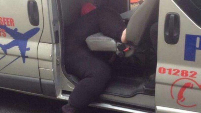 Спасателям пришлось извлекать полную женщину из такси