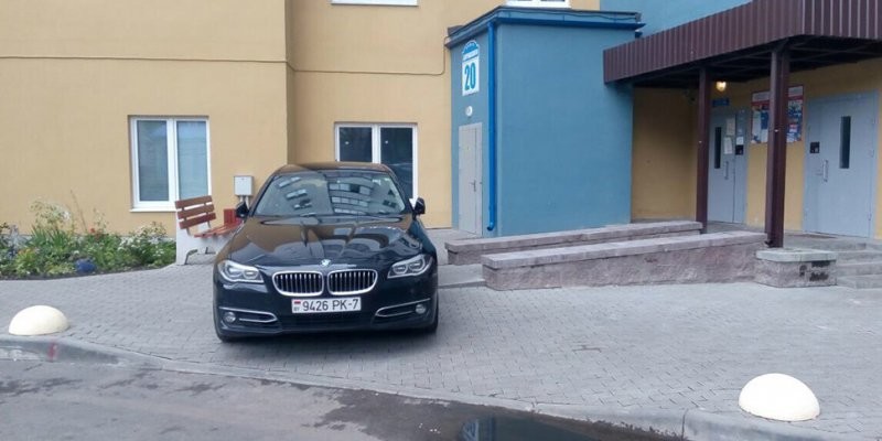 В Минске жители заблокировали BMW, заехавший на тротуар к подъезду