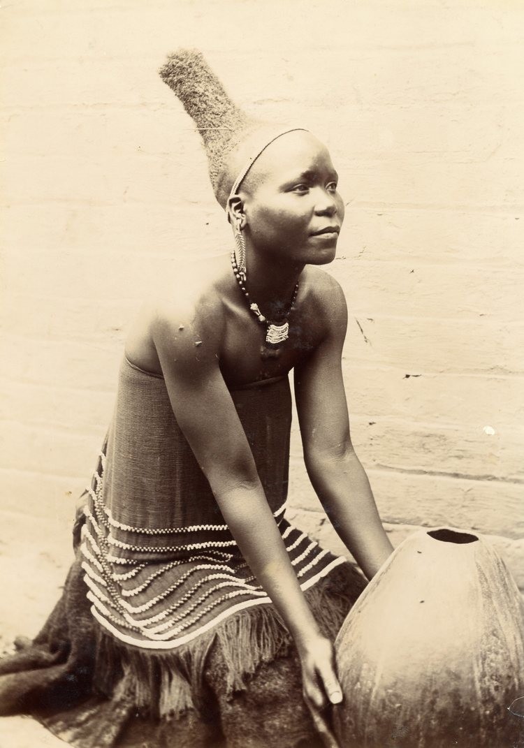 Женщина Нгуни с прической, характерной для данного периода. Южная Африка конца XIX века