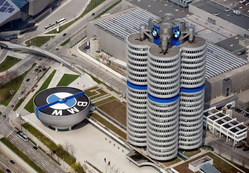 Четырёхцилиндровый главный офис BMW в Мюнхене