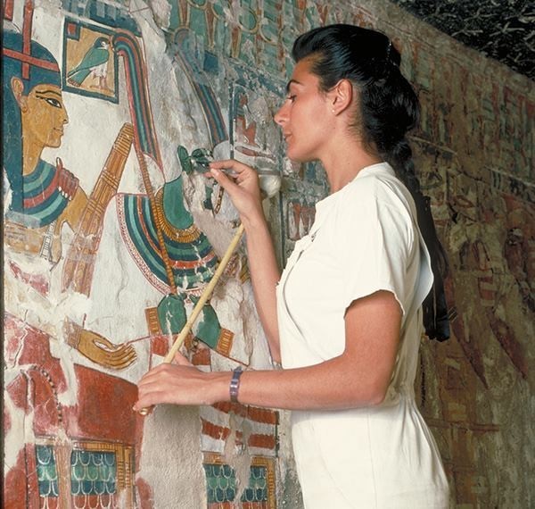 Реставратор фресок итальянка Лоренца Алессандро восстанавливает изображение египетской царицы Нефертари на стене ее гробницы.