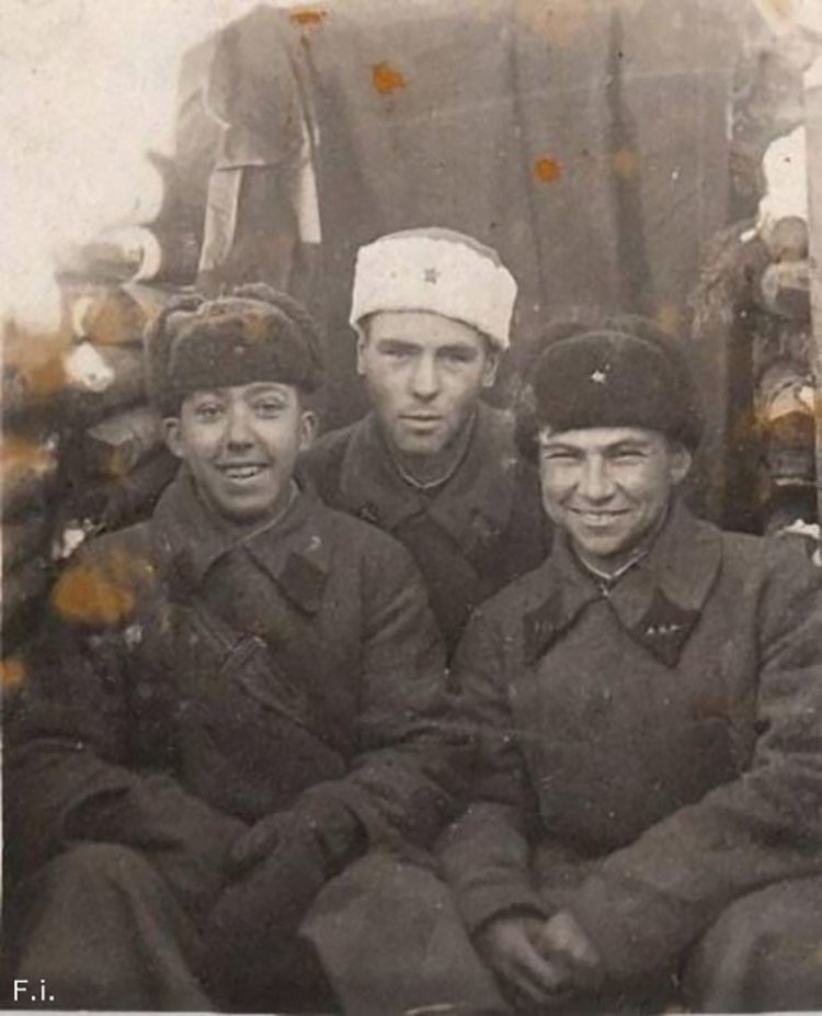 1. 18-летний артиллерист Юрий Никулин во время финской войны. СССР. 1940 г. 