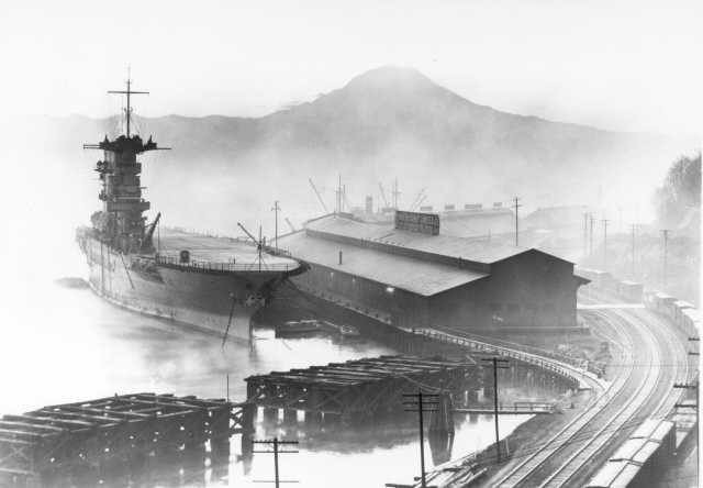 6. USS Lexington (CV–2) снабжает электроэнергией город Такома, США, 1929 год. 
