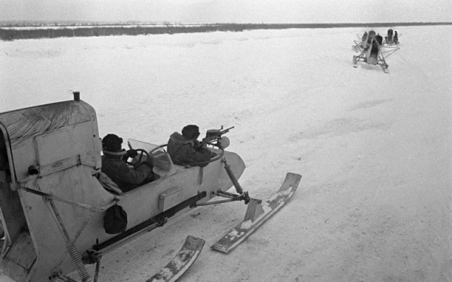 19. Истребительный отряд на советских аэросанях РФ-8-ГАЗ-98 отправляется в поход. Северо-Западный фронт. 