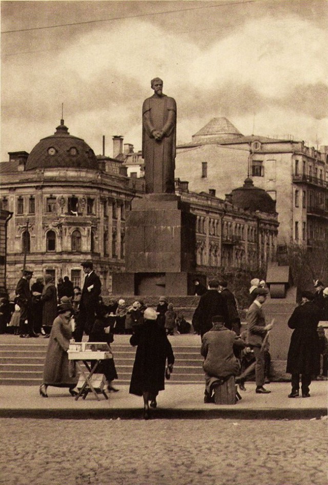 24. Писающий мальчик Тимирзяев. Фото 1928 г.