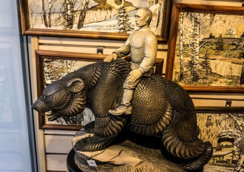 Вырезанная из дерева скульптура Владимира Путина верхом на медведе