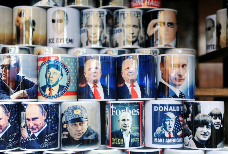 А вот кружки для любителей кофе с Путиным, Трампом и — неожиданно — The Beatles