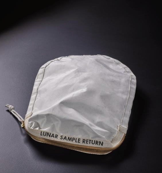 Самый дорогой лот — сумка с первыми образцами лунного грунта, собранными лично Нилом Армстронгом, первым человеком, побывавшим на Луне. Счастливым обладателем кусочков Луны можно стать, заплатив от 2 до 4 миллионов долларов